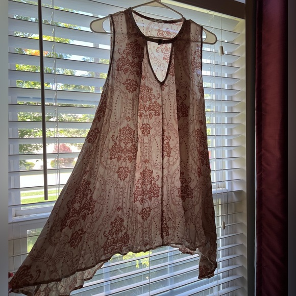 Cute Sleeveless top with front cutout flared bottom blouse size Small - Picture 11 of 16